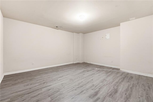 Building Photo - 6199 Thorncrest Dr