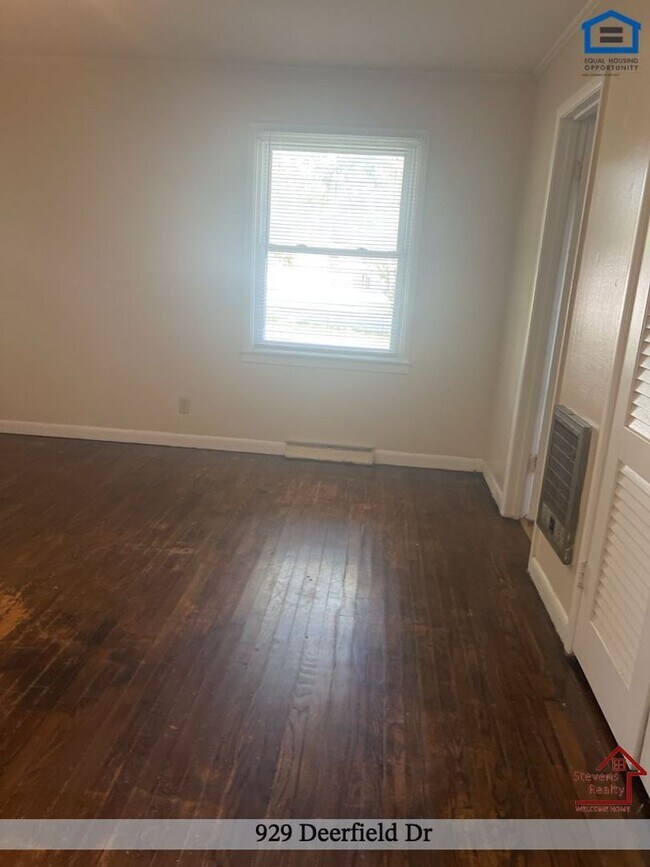 Building Photo - 929 Deerfield Dr