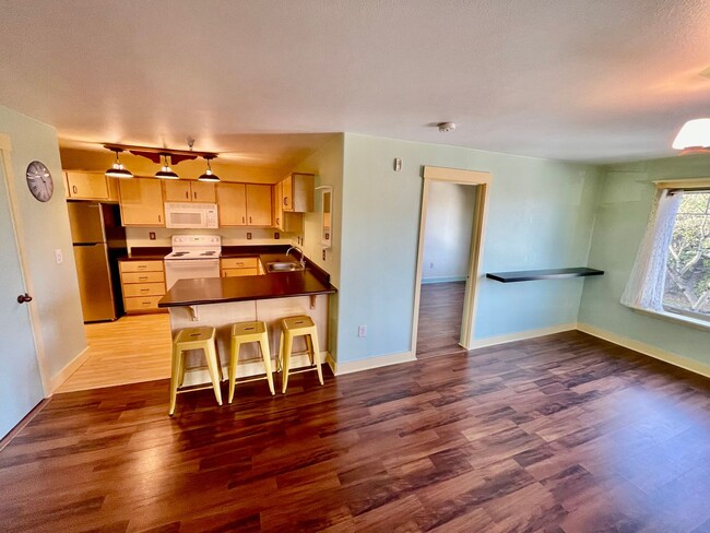 Building Photo - Spacious & Updated 2-Bedroom Condo in Prim...