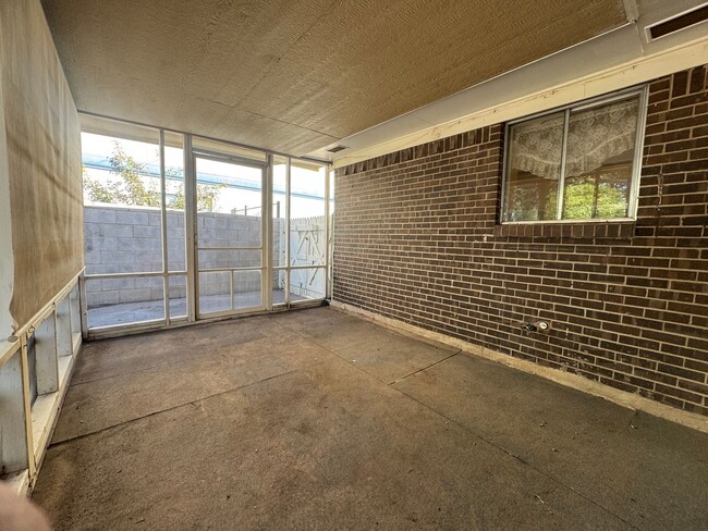 Building Photo - 2000 S Richardson Ave