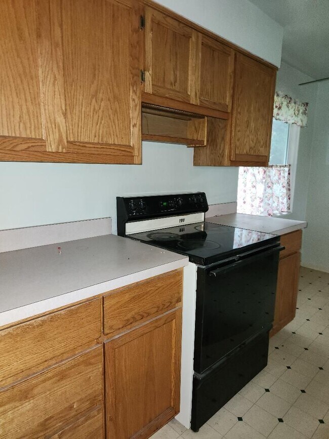 Building Photo - 3 bedroom 1 Bath House on Well