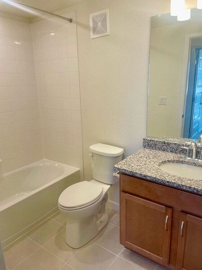 Building Photo - MODERN LUXURY 2BD/2BA/2CAR CONDO in Briargate