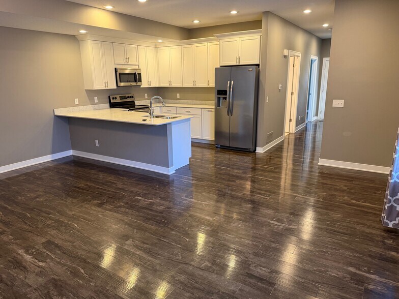 Building Photo - 502 E 3rd St