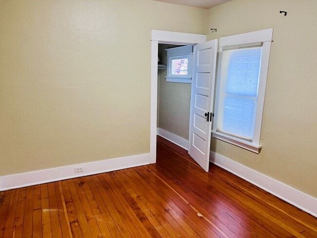 Building Photo - Craftsman Beauty Tucked into Mt.Scott-Arleta