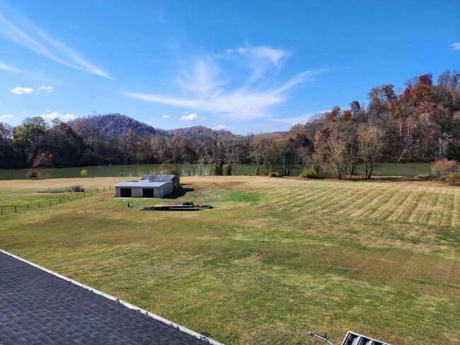 Building Photo - 4.5 Acres Right on the River!!!