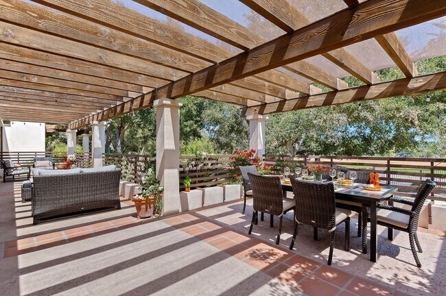 Building Photo - 525 Las Palmas Dr