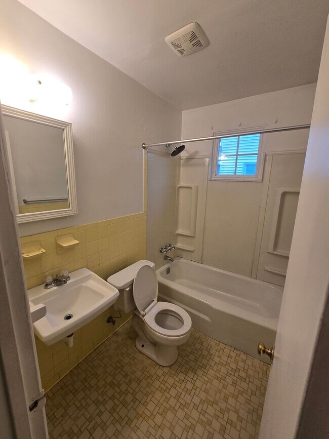 Building Photo - 1 bedroom duplex