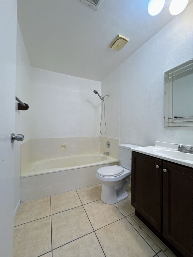 Building Photo - 2 Bed 2.5 Bath Single House near Rainbow/Tropicana