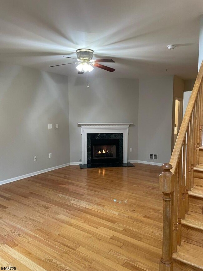 Building Photo - 301 Pinelli Dr