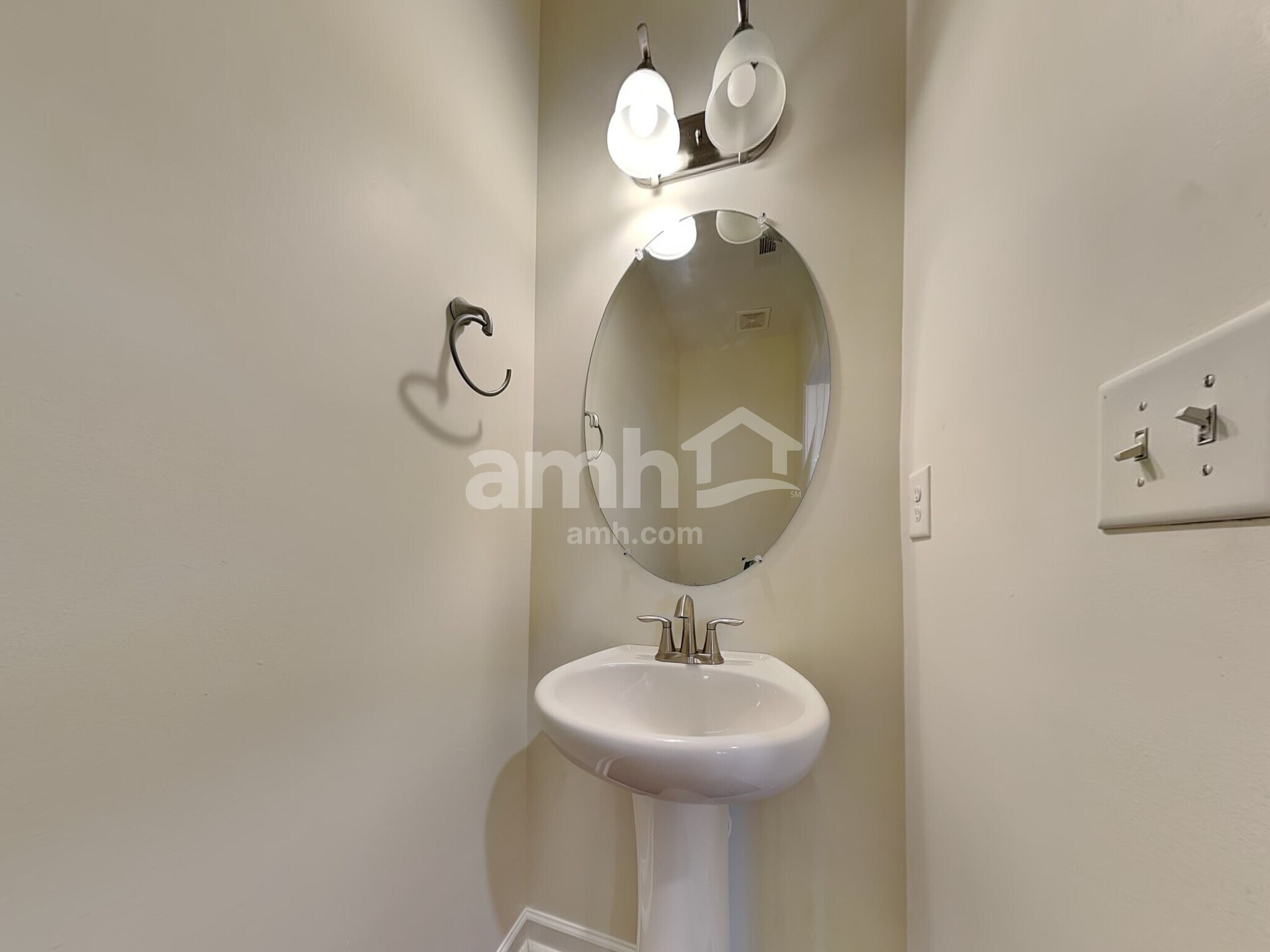 Building Photo - 553 Camp dr