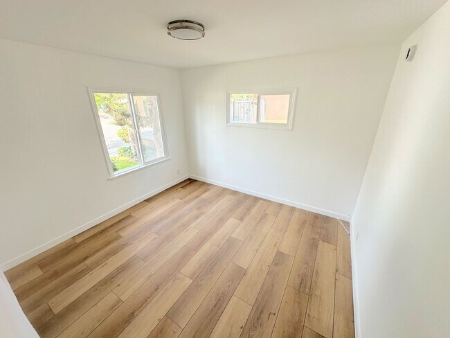 Building Photo - 2bd/1ba in Sherman Oaks w/ parking, washer/dryer in unit!