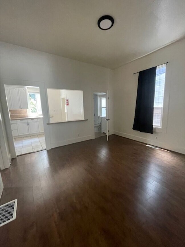 Building Photo - 1/2 Off First Month's Rent, 3Bdrm, 1Bath