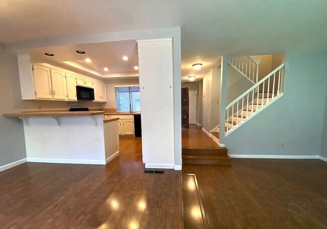 Building Photo - CAMPBELL - Spacious townhome with central ...