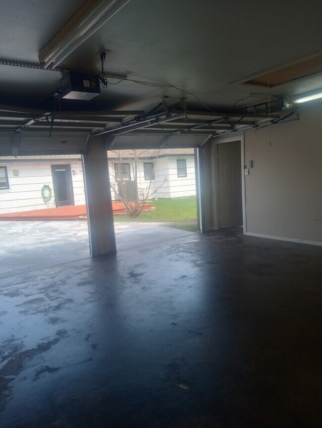 Building Photo - 9613 Westview Dr