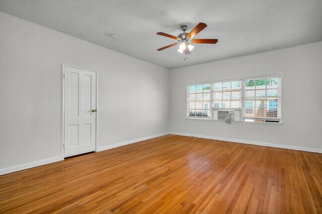 Building Photo - Stunning Townhome Style 2 bedroom with washer/dryer!