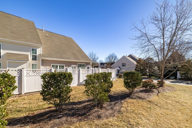 Building Photo - 3 Bedroom, 2 1/2 Bathroom End Unit Townhome in Greensboro