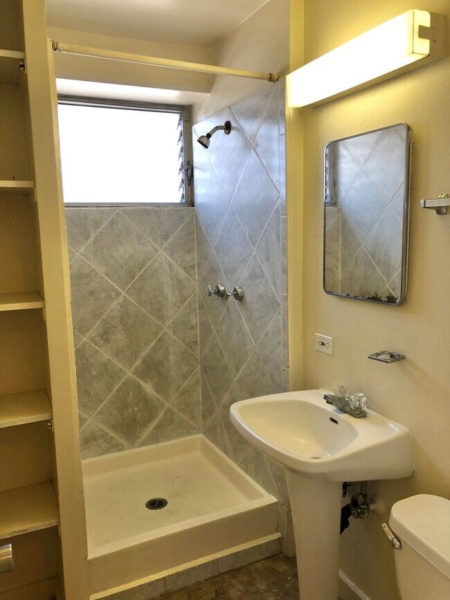 Building Photo - Lusitana Hale- 1 Bdrm, 1 Bath, and 1 Covered Parking with utilities included!