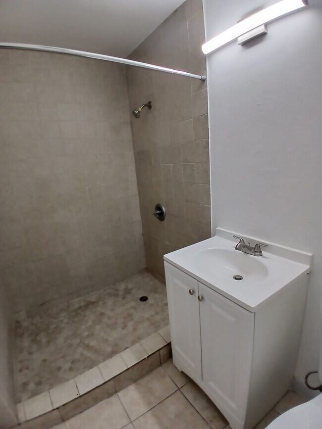 Building Photo - Beautiful newly renovated 1 bedroom apartm...