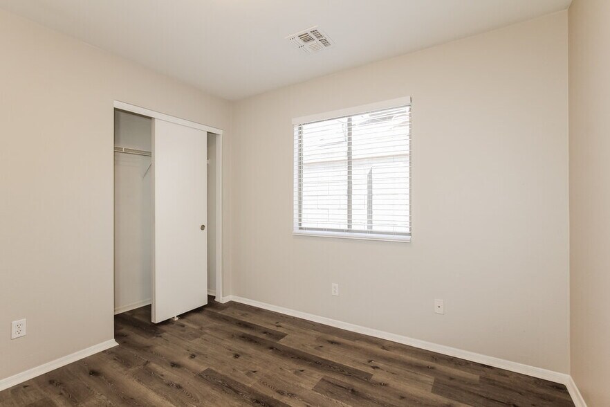 Building Photo - 12821 W Crocus Dr