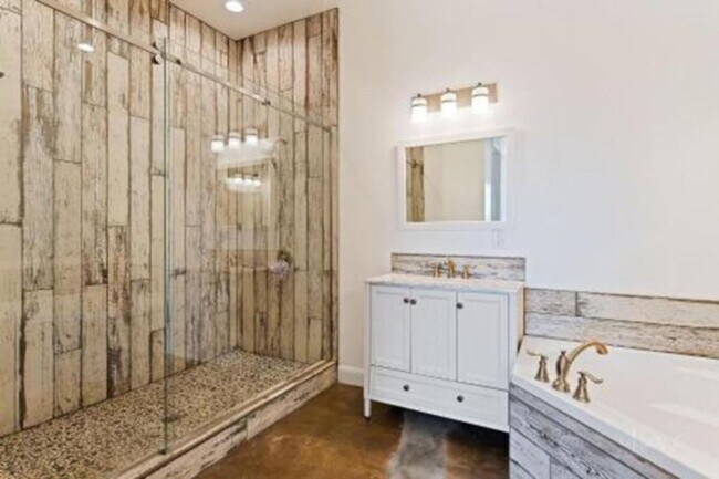 Building Photo - The Desert Jewel