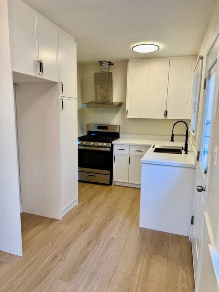 Building Photo - 14122 Delano St