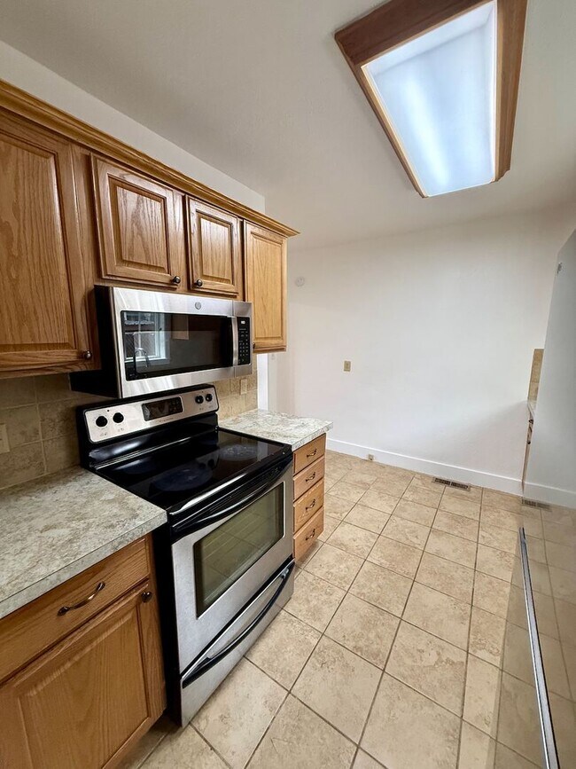 Building Photo - Beautiful 3 Bed 2 Bath Spokane Home w/ Detached Garage and Large Fully-Fenced Yard!