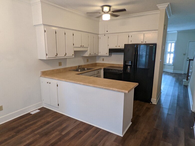 Kitchen/dining - 215 Woodburn Club Ln