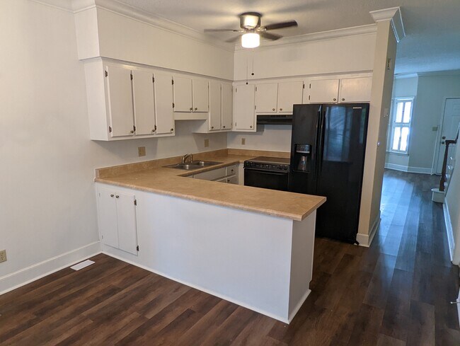 Kitchen/dinin area - 215 Woodburn Club Ln