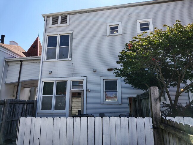 Building Photo - 1217 N 11th St