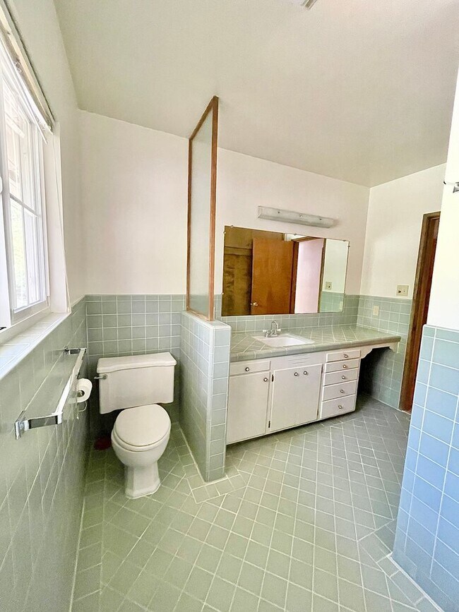 Building Photo - $3,900/month – Rare Country Feel on an Expansive Lot in One of Santa Rosa's Desirable Neighborhoods!