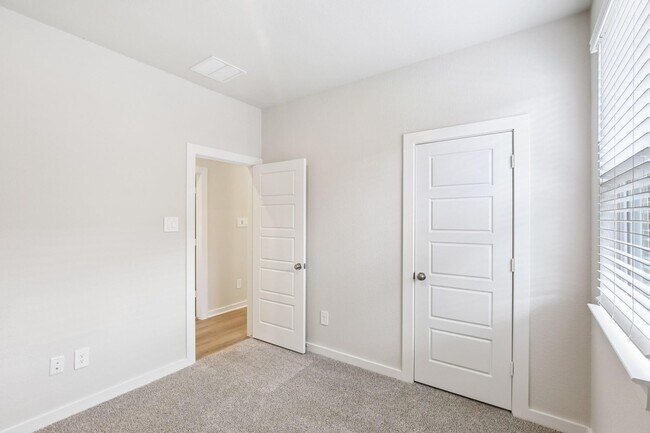 Building Photo - 6717 Chinapkin Oak Ln