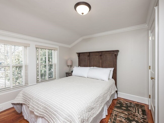 Building Photo - 138 Elm St