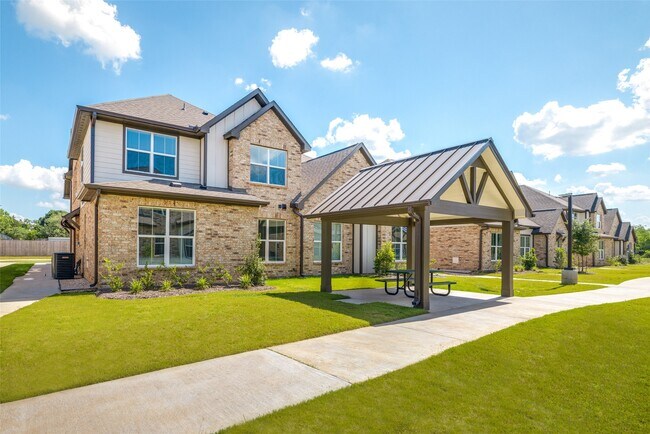 Building Photo - 215 Pk Pl Cir