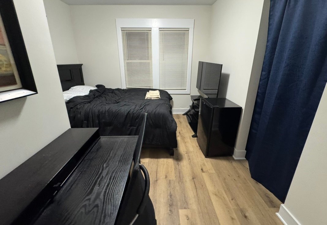 Building Photo - 220 W Buena Vista St