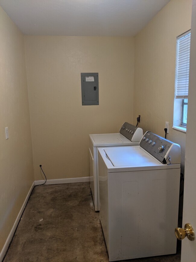 Building Photo - 4-bedroom, 2-bath home on University Ave next to UF