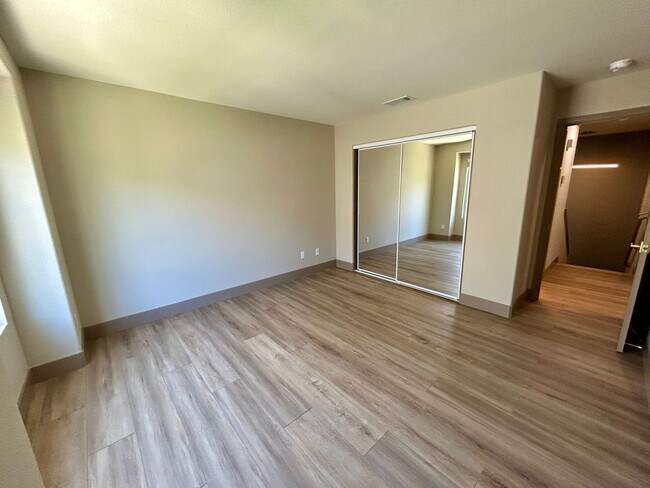 Building Photo - Remodeled and Comfortable Townhome
