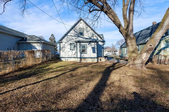 Building Photo - Spacious and Inviting 3 Bed 2 Bath House!