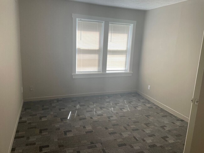 Building Photo - HayAve531-533