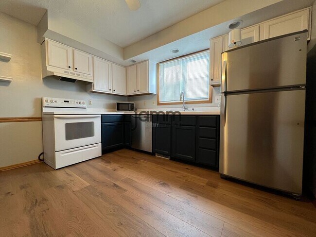 Building Photo - 3027 Brookdale Ave