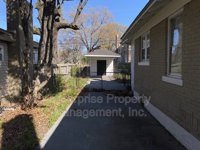 Building Photo - 414 N Willett St