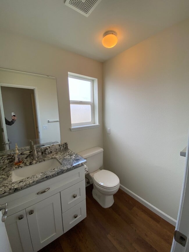 Building Photo - Clean 3 bed well-maintained & pet free hom...