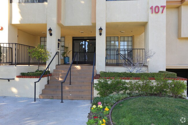 Building - Holliston Apartments - Pasadena, CA