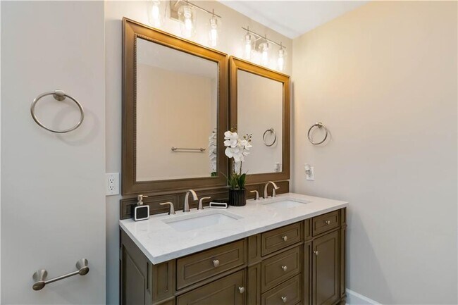 Building Photo - 1960 Variations Dr NE