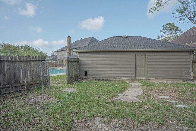 Building Photo - 2108 Lakeway Dr