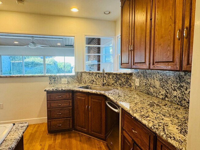 Building Photo - Charming 2 Bed, 2 Bath Home near UOP