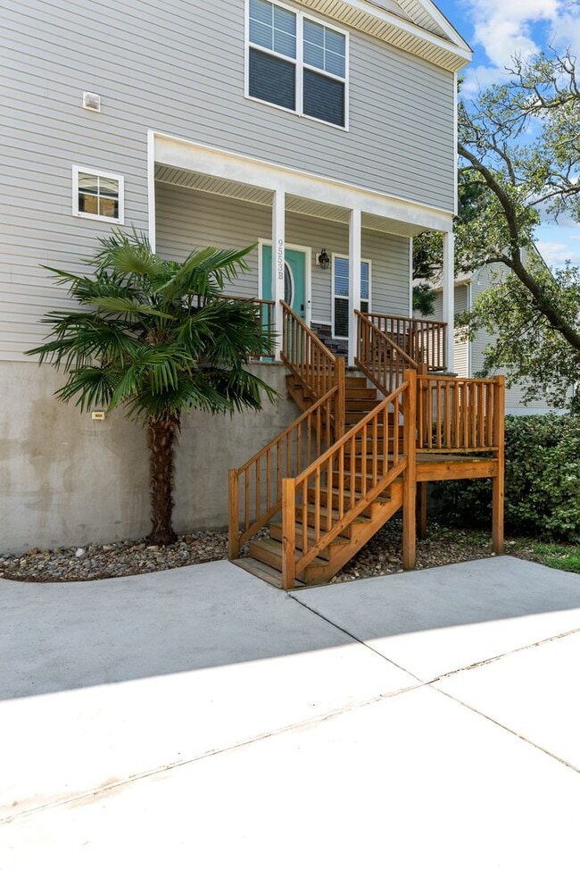 Building Photo - Modern comfort Beach living