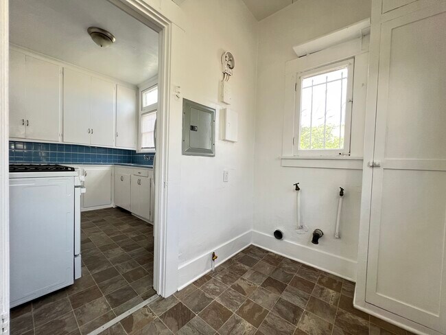 Washroom W/D hook-up - 1642 La Fayette Rd