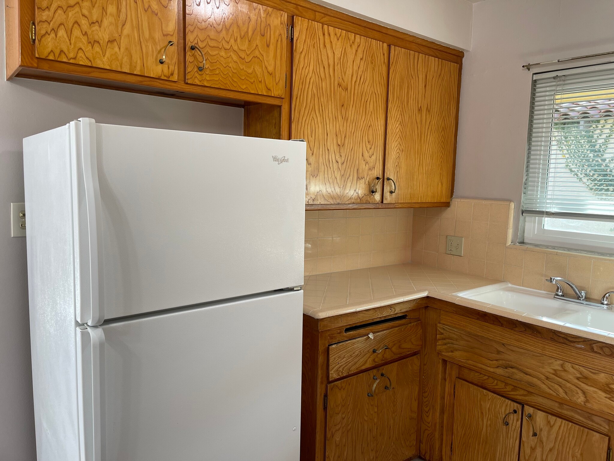 Kitchen - 2328 N Beachwood Dr