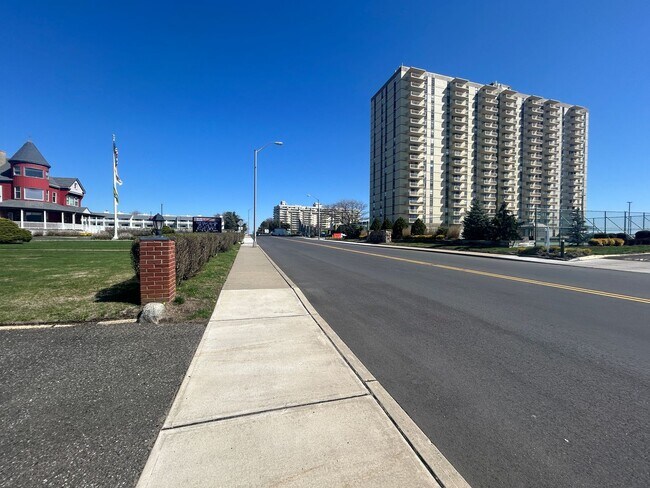 Building Photo - Large 5 Bedroom 2 Bathroom Single Family H...