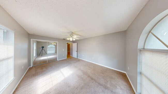 Building Photo - Large 3 bedroom 2 bath home in Deltona wit...